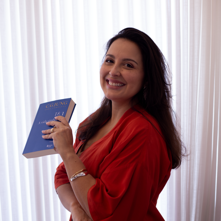 Reconecte-se com quem você é
Se sentir que é hora de olhar para você com mais amor e coragem, entre em contato e agende sua sessão.
Na psicologia analítica, cada sonho e cada sintoma trazem mensagens importantes para sua jornada de autoconhecimento. Ao olhar para o que sua alma pede com acolhimento e profundidade, você se aproxima de quem realmente é, desenvolvendo uma autoestima sólida e um viver mais autêntico.
Atendimento online para o mundo todo, ou presencial na cidade de Goiânia – Goiás - Laryssa Reed Psicóloga